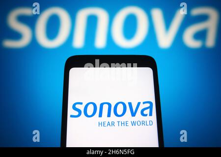 Ukraine.16 novembre 2021.Sur cette photo, le logo de Sonova Holding AG (Groupe Sonova) est visible sur l'écran d'un smartphone et en arrière-plan.Crédit : SOPA Images Limited/Alamy Live News Banque D'Images