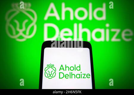 Ukraine.16 novembre 2021.Dans cette illustration, un logo Koninklijke Ahold Delhaize N.V. est visible sur l'écran d'un smartphone et en arrière-plan.Crédit : SOPA Images Limited/Alamy Live News Banque D'Images