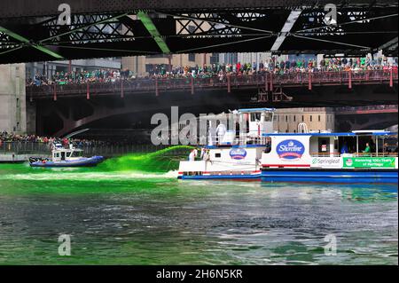 Chicago, Illinois, États-Unis.Les gens longent la State Street et d'autres ponts le long de la rivière Chicago pour observer les équipages teindre le vert de la rivière Chicago. Banque D'Images