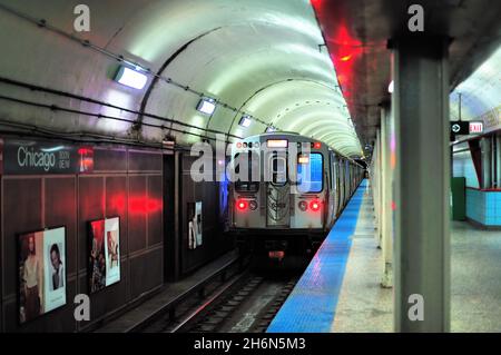 Chicago, Illinois, États-Unis.Un train Red Line partant de la station de métro CTA à l'arrêt de Chicago sur le côté nord de la ville. Banque D'Images