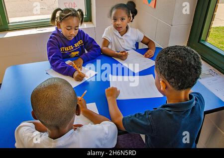 Les élèves de la maternelle travaillent à une affectation en classe, le 18 mai 2012, à Columbus, Mississippi. Banque D'Images