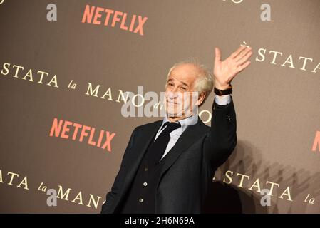 16 novembre 2021, Naples, Campanie, Italie: L'acteur Tony Servillo sur le tapis rouge lors de la présentation de son dernier film '' E' stata la mano di Dio''.Le dernier travail du réalisateur Paolo Sorrentino, présenté au Metropolitan Cinema de Naples, a été candidat au Prix Oscar 2022 comme le meilleur film étranger.(Credit image: © Pasquale Gargano/Pacific Press via ZUMA Press Wire) Banque D'Images