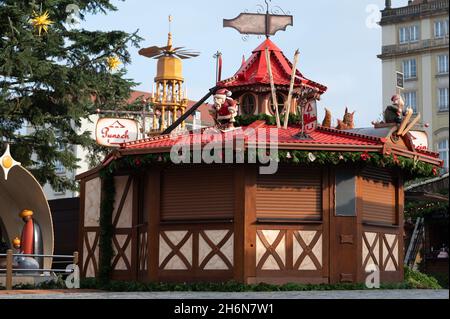 Dresde, Allemagne.16 novembre 2021.Un stand de vin chaud fermé se trouve au Striezelmarkt.L'Office de Tourisme de Dresde compte sur le traditionnel Striezelmarkt dans la capitale saxonne pour avoir lieu cette année malgré la pandémie de Corona.Credit: Sebastian Kahnert/dpa-Zentralbild/dpa/Alay Live News Banque D'Images