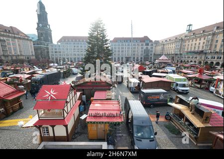 Dresde, Allemagne.16 novembre 2021.Les commerçants ont installé leurs stands au Striezelmarkt.L'Office de Tourisme de Dresde compte sur le traditionnel Striezelmarkt dans la capitale saxonne pour avoir lieu cette année malgré la pandémie de Corona.Credit: Sebastian Kahnert/dpa-Zentralbild/dpa/Alay Live News Banque D'Images