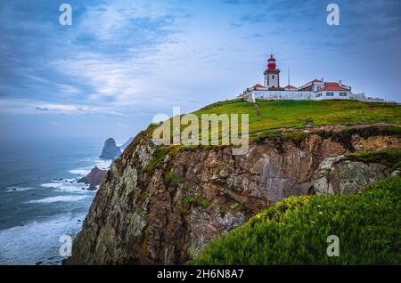 Phare de Cabo da Roca donnant sur le promontoire en direction de l'océan Atlantique.Lisbonne, Portugal. Banque D'Images