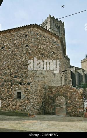 La basilique de Santa María de Castellón de Ampurias est située dans la région catalane de la province d'Alto Ampurdán, à Gérone, en Catalogne, en Espagne Banque D'Images