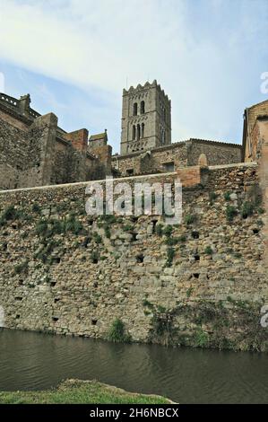 Les anciens murs de Castellón de Ampurias se trouvent dans la région catalane de la province d'Alto Ampurdán de Gérone, en Catalogne, en Espagne Banque D'Images