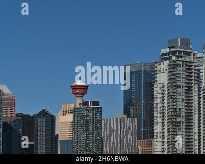 Vue rapprochée de la ligne d'horizon moderne du centre-ville de Calgary, en Alberta, au Canada, par beau temps en automne, avec gratte-ciel de bureaux et résidentiels. Banque D'Images