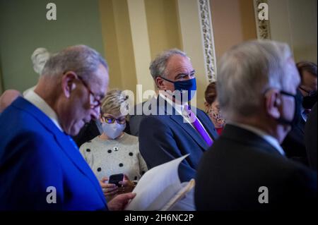 Le sénateur américain Tim Kaine (démocrate de Virginie), deuxième à partir de la droite, assiste à une conférence de presse à la suite du Democratâs déjeuner de politique du Sénat à la conférence de presse au Capitole des États-Unis à Washington, DC, Etats-Unis, le mardi 16 novembre,2021. Photo de Rod Lamkey/CNP/ABACAPRESS.COM Banque D'Images