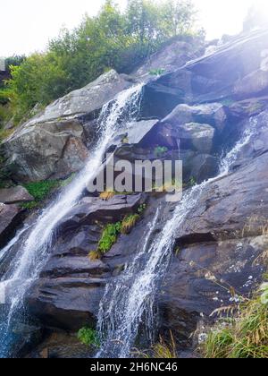 Cascade sous le sommet de Hoverla Banque D'Images