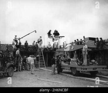 Caméra / film équipe et casting avec STERLING HAYDEN comme Jim Bowie sur le terrain Candid à Brackettville Texas pendant le tournage de LA DERNIÈRE COMMANDE 1955 réalisateur / associé producteur FRANK LLOYD Story Sy Bartlett scénario Warren Duff musique Max Steiner producteur exécutif Herbert J. Yates / Republic Pictures Banque D'Images