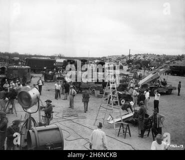 Appareil photo / équipe de cinéma et acteurs / Extras sur place Candid à Brackettville Texas pendant le tournage de LA DERNIÈRE COMMANDE 1955 réalisateur / associé producteur FRANK LLOYD Story Sy Bartlett scénario Warren Duff musique Max Steiner producteur exécutif Herbert J. Yates / Republic Pictures Banque D'Images