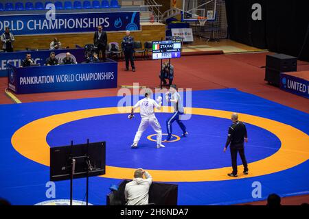 Nicodemo Arkuri (Italie) contre Myrza Yerkenbek (Kazakhstan) lors des Championnats du monde de Pankration, Ukraine, Kharkiv, 15-18 novembre 2021 Banque D'Images