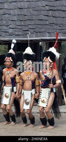 Danse traditionnelle du Nagaland jouée au Festival Hornbill à Nagaland en Inde le 1er décembre 2016 Banque D'Images