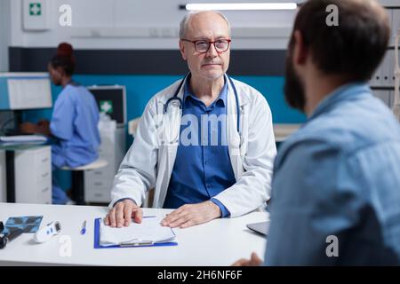 Médecin en consultation médicale avec le patient dans l'armoire.Médecin généraliste et personne ayant une conversation sur la maladie, le traitement des soins de santé et la médecine pour la guérison.Examen de santé Banque D'Images