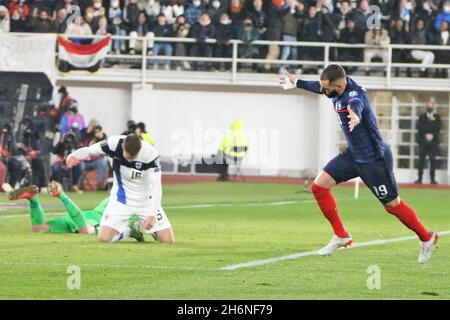 Karim Benzema, de France, célèbre après son but 0-1 lors de la coupe du monde de la FIFA 2022, le match de football du Groupe de qualification D entre la Finlande et la France le 16 novembre 2021 à l'Olympiastadion à Helsinki, Finlande - photo : Laurent Lairys/DPPI/LiveMedia Banque D'Images