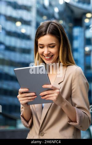 Portrait d'une femme réussie utilisant une tablette numérique en milieu urbain.Concept Business People Banque D'Images