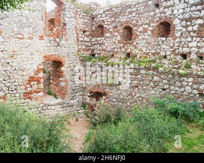 Interieur de la ruine Château gothique de Devicky sur la colline au-dessus de Dolni Vestonice et du village de Pavlov, Bohême du Sud. Banque D'Images