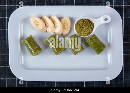 Baklava roulé au pistache.Baklava aux pistaches sur une petite assiette sur une table en bois, espace pour le texte, élégant, festin, baklava. Banque D'Images