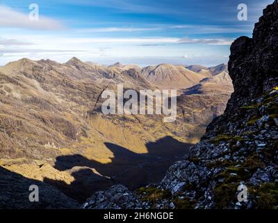 En regardant vers le nord en direction de Bruach na Fritthe, Am Bhabeir et Sgurr Nan Gillan depuis Sgurr Dearg sur la crête de Cuillin, île de Skye, Écosse, Royaume-Uni. Banque D'Images