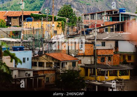 Photographie de la communauté périphérique à faible revenu connue sous le nom de « favela » à Rio de Janeiro, au Brésil Banque D'Images