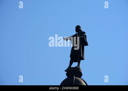 La statue de Christophe Colomb, pointant vers le Nouveau monde avec sa main droite, Praca Portal de la Pau, Barcelone, Espagne Banque D'Images