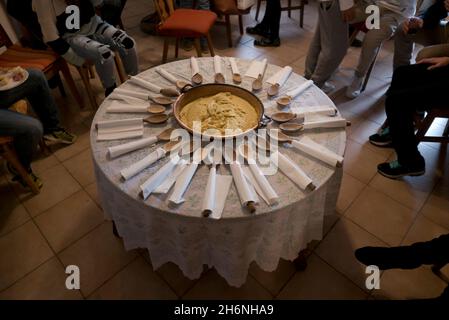 Table pour le toc plat typique de la région de Bellagio, Lac de Côme, Italie Banque D'Images