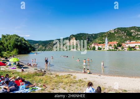 Dürnstein: Baigneurs à la plage au Donau (Danube) face au château de Dürnstein et à l'abbaye de Dürnstein (Stift Dürnstein), bateau, bateau, à Wachau, Niederöster Banque D'Images