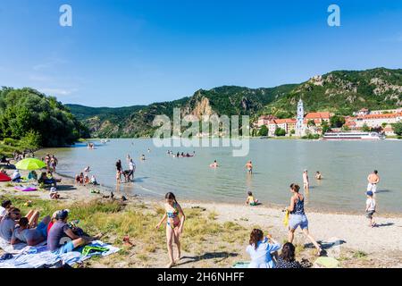 Dürnstein: Baigneurs à la plage au Donau (Danube) face au château de Dürnstein et à l'abbaye de Dürnstein (Stift Dürnstein), bateau, bateau, à Wachau, Niederöster Banque D'Images