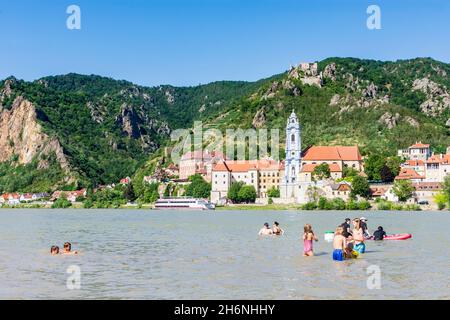 Dürnstein: Baigneurs à la plage au Donau (Danube) face au château de Dürnstein et à l'abbaye de Dürnstein (Stift Dürnstein), bateau, bateau, à Wachau, Niederöster Banque D'Images