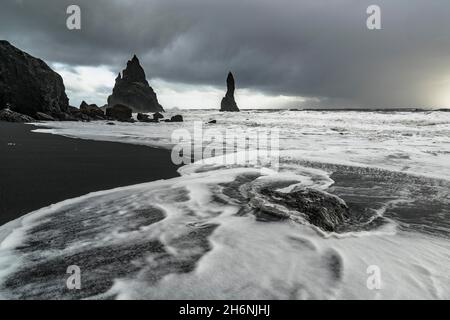 Rochers de lave et aiguilles de roche sur la plage de lave noire Reynisfjara, Reynisdrangar, Vik, Islande du Sud, Islande Banque D'Images