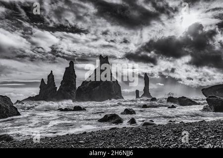 Rochers de lave et aiguilles de roche sur la plage de lave noire Reynisfjara, Reynisdrangar, Vik, Islande du Sud, Islande Banque D'Images