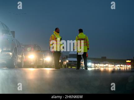 Leer, Allemagne.17 novembre 2021.Un long embouteillage s'est formé devant le pont Jann Berghaus au-dessus de l'EMS en raison d'un avertissement de grève.Les policiers réglementent la circulation.Dans le conflit salarial en cours pour les employés de l'État, le syndicat Verdi a poursuivi ses grèves d'avertissement en Basse-Saxe.Les employés de la division Aurich de l'autorité nationale de Basse-Saxe pour la construction et la circulation routière (NLStBV) ont quitté le pont mobile replié.(À dpa 'à nouveau avertissement grèves dans la fonction publique - pont à Leer fermé') Credit: Lars-Josef Klemmer/dpa/Alay Live News Banque D'Images