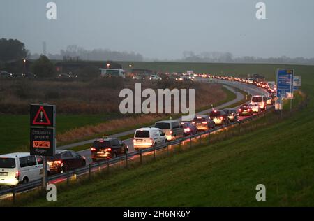 Leer, Allemagne.17 novembre 2021.Un long embouteillage s'est formé devant le pont Jann Berghaus au-dessus de la rivière EMS en raison d'une grève d'avertissement.Dans le conflit salarial en cours pour les employés de l'État, le syndicat Verdi de Basse-Saxe a poursuivi ses grèves d'avertissement.Les employés de la division Aurich de l'autorité nationale de Basse-Saxe pour la construction et la circulation routière (NLStBV) ont quitté le pont mobile replié.(À dpa 'à nouveau avertissement grèves dans la fonction publique - pont à Leer fermé') Credit: Lars-Josef Klemmer/dpa/Alay Live News Banque D'Images