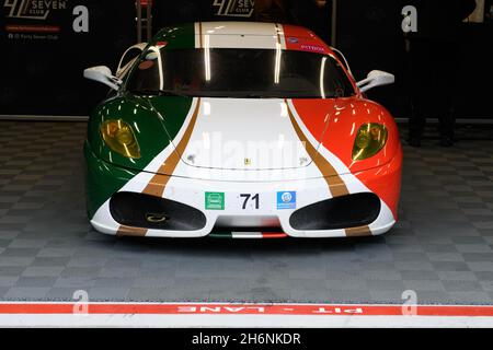 Ferrari F430 en design de drapeau national italien se tient dans une fosse dans la voie de fosse, en face de lui ligne rouge avec le lettrage Pit Lane, circuit de Banque D'Images