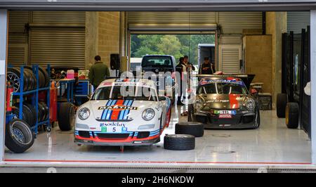 Porsche 911 GT3 passant aux pneus de pluie sur piste dans la fosse du circuit de Spa-Francorchamps, devant la ligne rouge avec le lettrage Pit Lane, Stavelot Banque D'Images