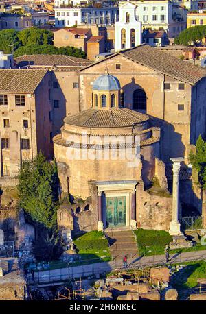 Temple de Romulus avec porte en bronze originale de l'antiquité romaine, Forum romain, Rome, Latium, Italie Banque D'Images