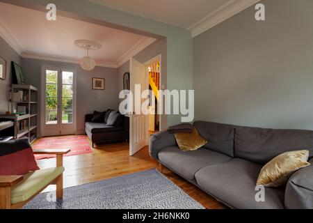 Cambridge, Angleterre - octobre 11 2019 : chambre victorienne à l'avant, peu meublée, avec porte-patio fermée menant aux jardins arrière Banque D'Images