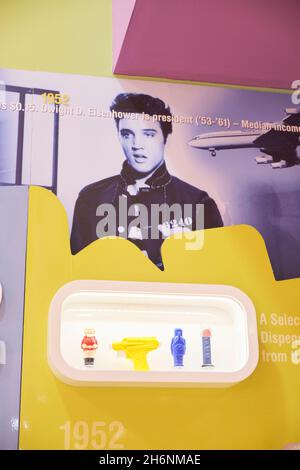 L'histoire, la chronologie du développement des distributeurs Pez avec une photo d'Elvis Presley.À l'usine de Pez, au musée, au centre d'accueil d'Orange, Connecticut. Banque D'Images