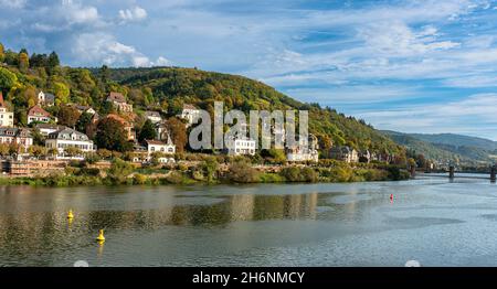 Vieilles villas sur les rives du Neckar à Heidelberg, Bade-Wurtemberg, Allemagne Banque D'Images