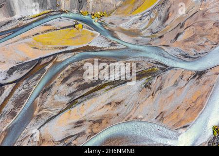 Bras de rivière bleu qui coule à travers le sable de lave, rivière sinueuse d'en haut, rivière Affretisa, montagnes islandaises, vue aérienne, Pakgil,Islande Banque D'Images