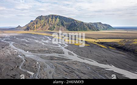 Rivière avec des branches bronzées à travers le sable noir de lave, les montagnes Skalarfjall, les montagnes islandaises, panorama, vue aérienne,rivière Mulakvisl Banque D'Images