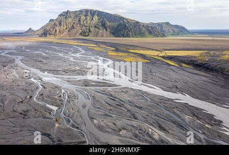 Rivière avec des branches bronzées à travers le sable noir de lave, les montagnes Skalarfjall, les montagnes islandaises, panorama, vue aérienne,rivière Mulakvisl Banque D'Images
