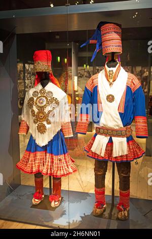 Costumes sâmes, Musée Arktikum, Rovaniemi, Laponie, Finlande Banque D'Images