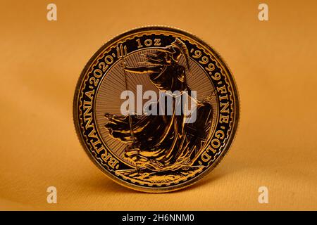 Pièce d'or physique 1 oz Britannia contre Banque D'Images