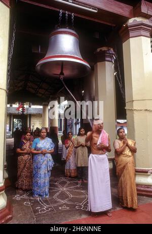 Immense cloche en bronze au temple de Thirumala Devaswom, Mattancherry, Kochi, Cochin, Kerala Banque D'Images