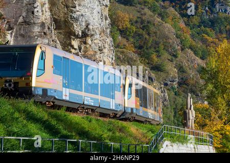 Dürnstein : train de Wachaubahn (Wachauer Bahn), monument de Watstein, statue équestre de Richard coeur de Lion et chanteur Blondel à Wachau, Niederöste Banque D'Images