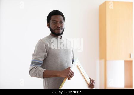 Jeune homme, étudiant, fait un déménagement à un autre plat Banque D'Images