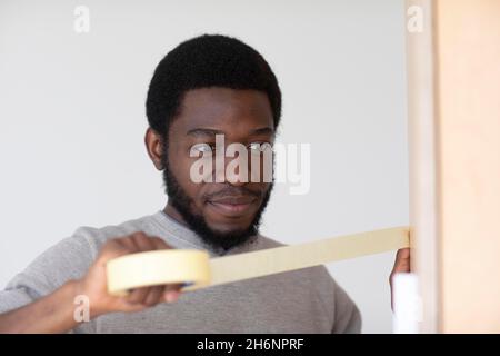 Jeune homme, étudiant, fait un déménagement à un autre plat Banque D'Images