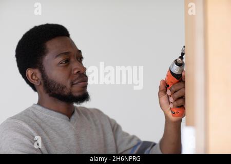 Jeune homme, étudiant, fait un déménagement à un autre plat Banque D'Images